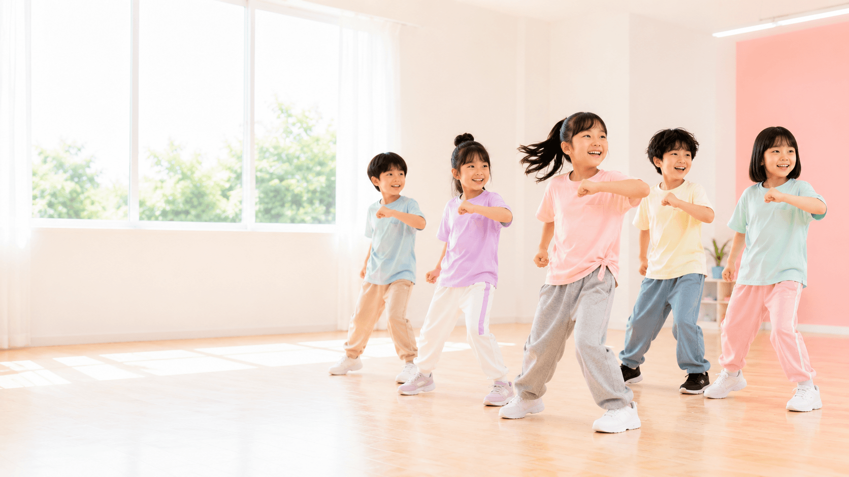 レッスンで楽しそうに踊る小学生の子どもたちと先生