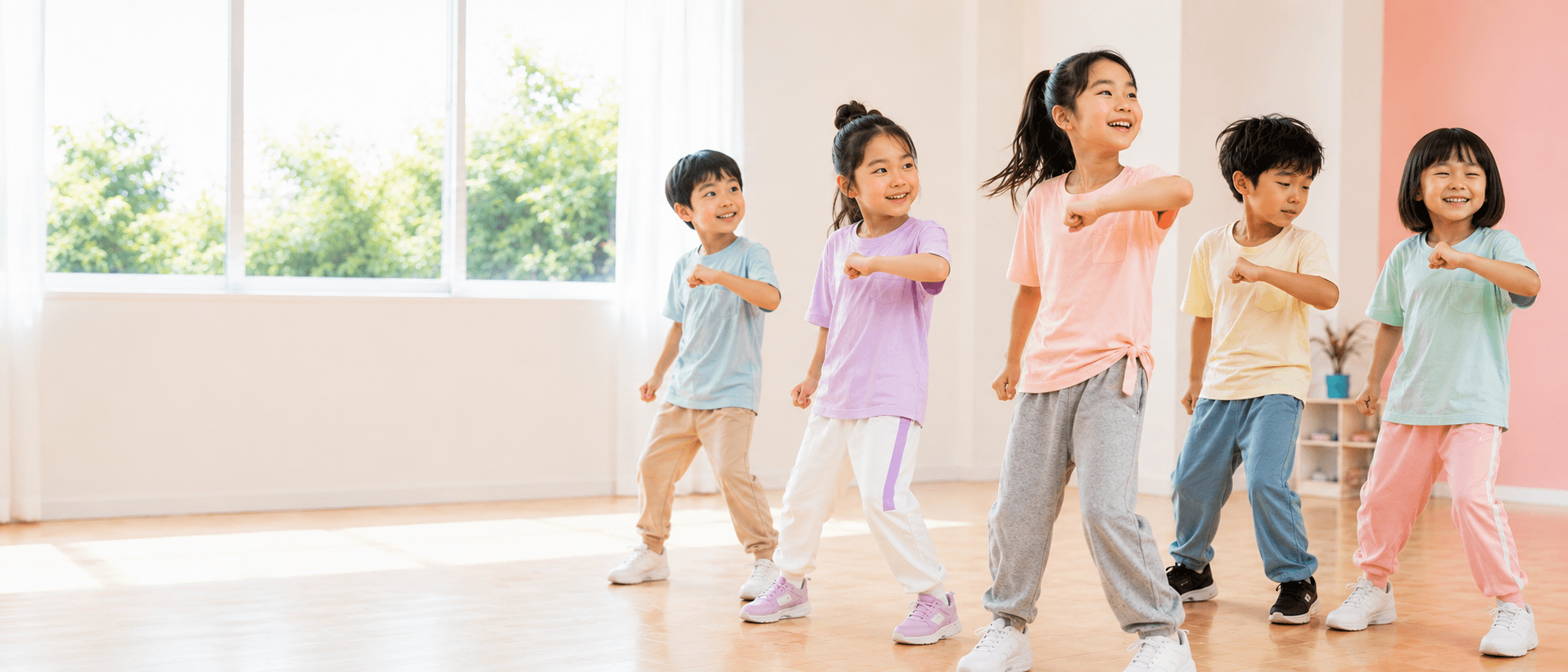 明るいスタジオで楽しそうに踊る小学生の子どもたち